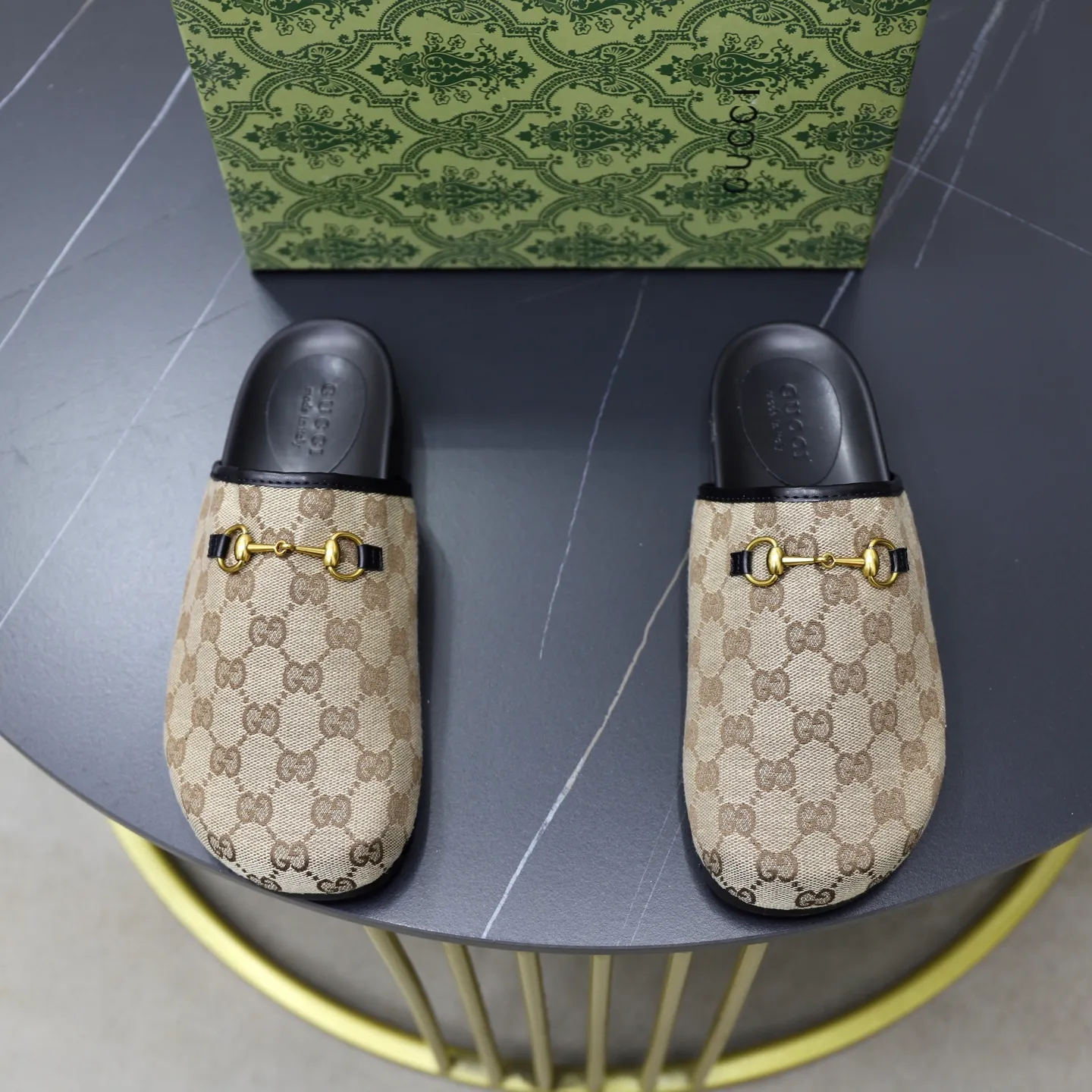 Ex-factory price: 340💰🙅‍♂️🙅‍♂️🙅‍♂️Couple model Brand: GUCCI Standard code: 35-44 (45 customized) Grade: Same as the official website Material: Original leather design Original lightweight wear-resistant molded outsole Style category: Men's fashion sandals Distinguished luxury brand elements Top luxury Color: Actual picture color